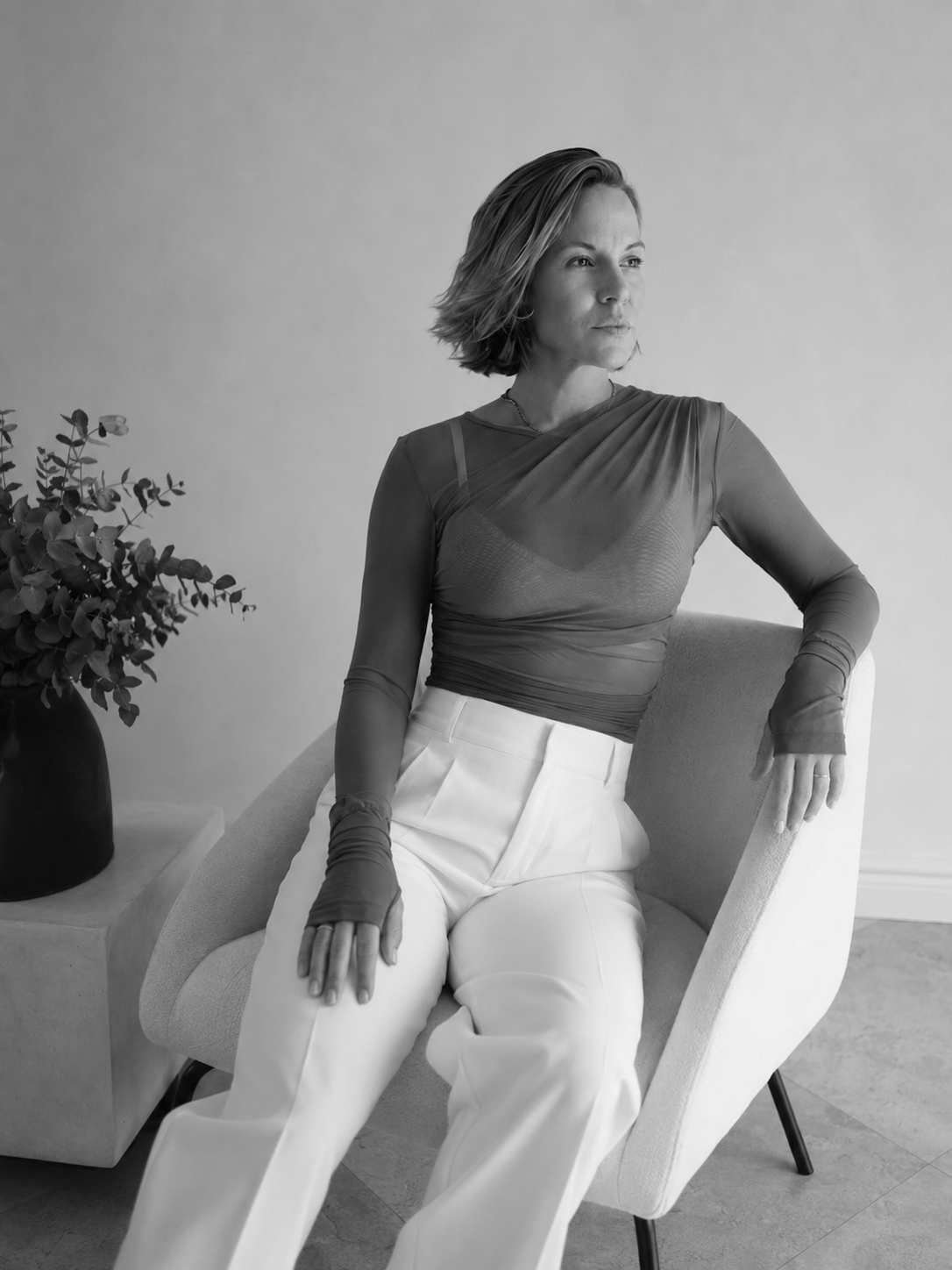 Moony Koch in soft linen beside an olive tree